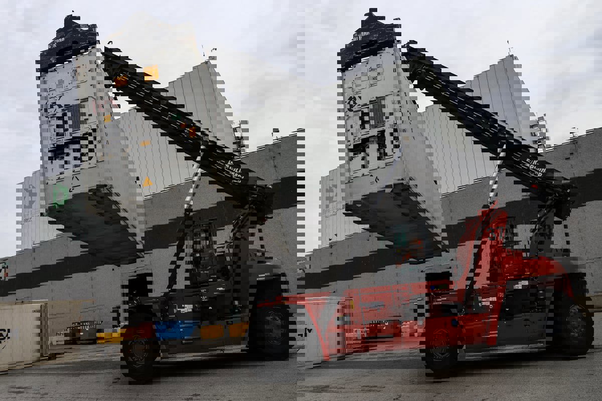 الحرب والطقس يدفعان شركات الشحن البحري للتأهب في 2024