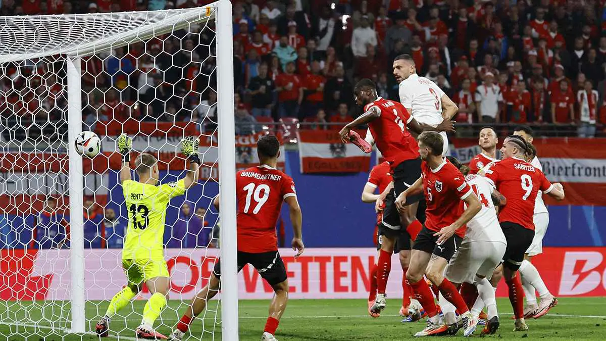 موقف رائع من رونالدو تجاه مدافع الأهلي السعودي