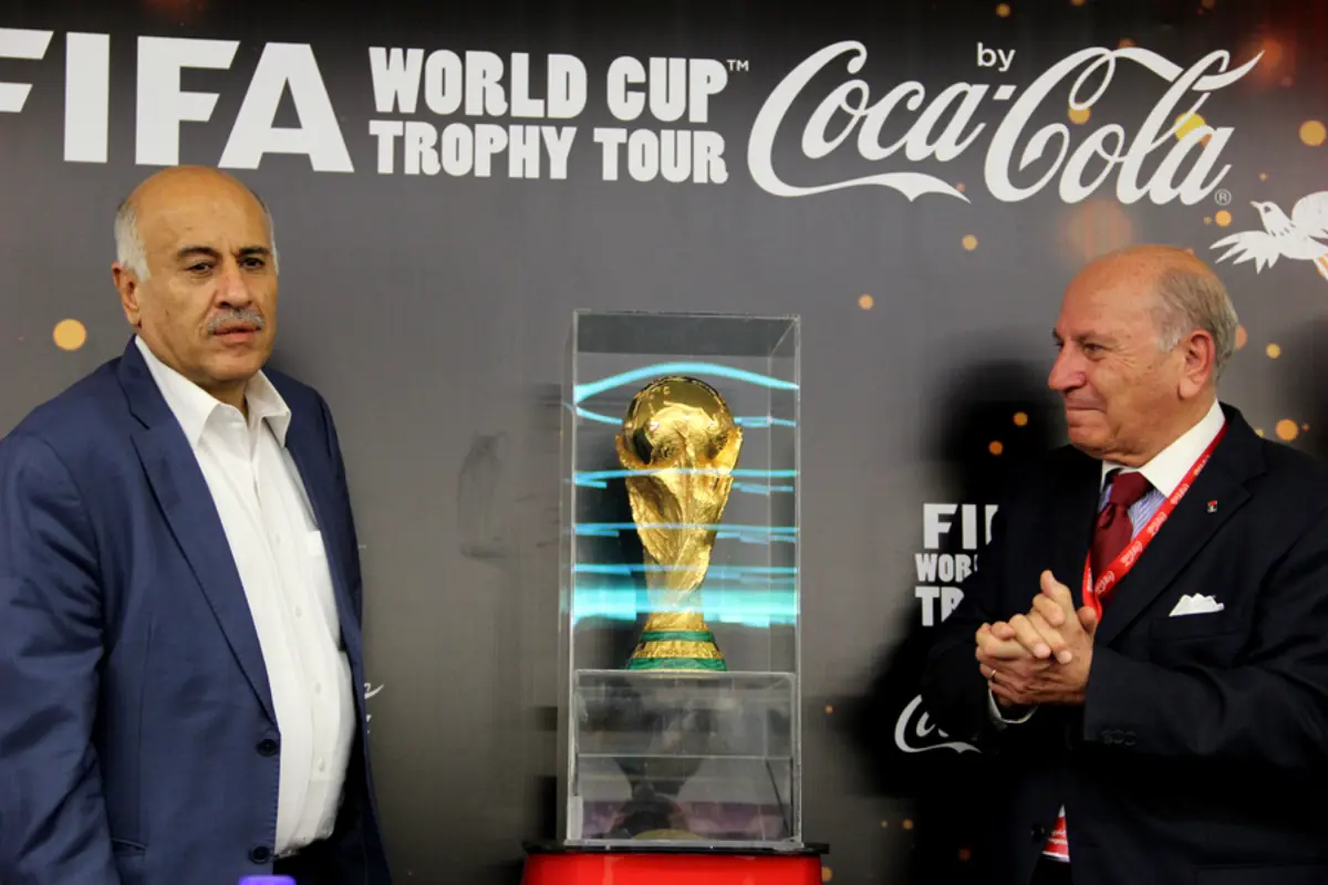 بالصور .. كأس العالم تصل فلسطين