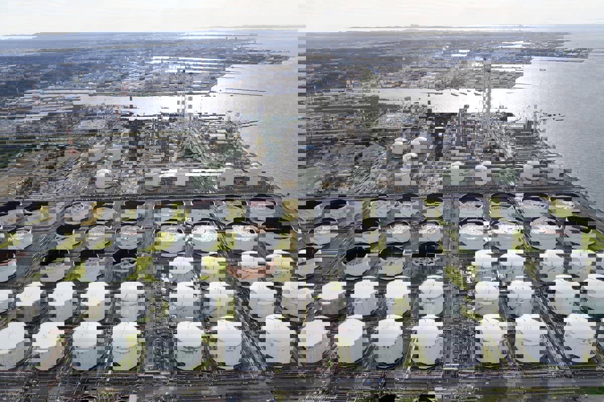 ارتفاع برنت وهبوط الخام الأمريكي قبيل تقرير المخزونات‎