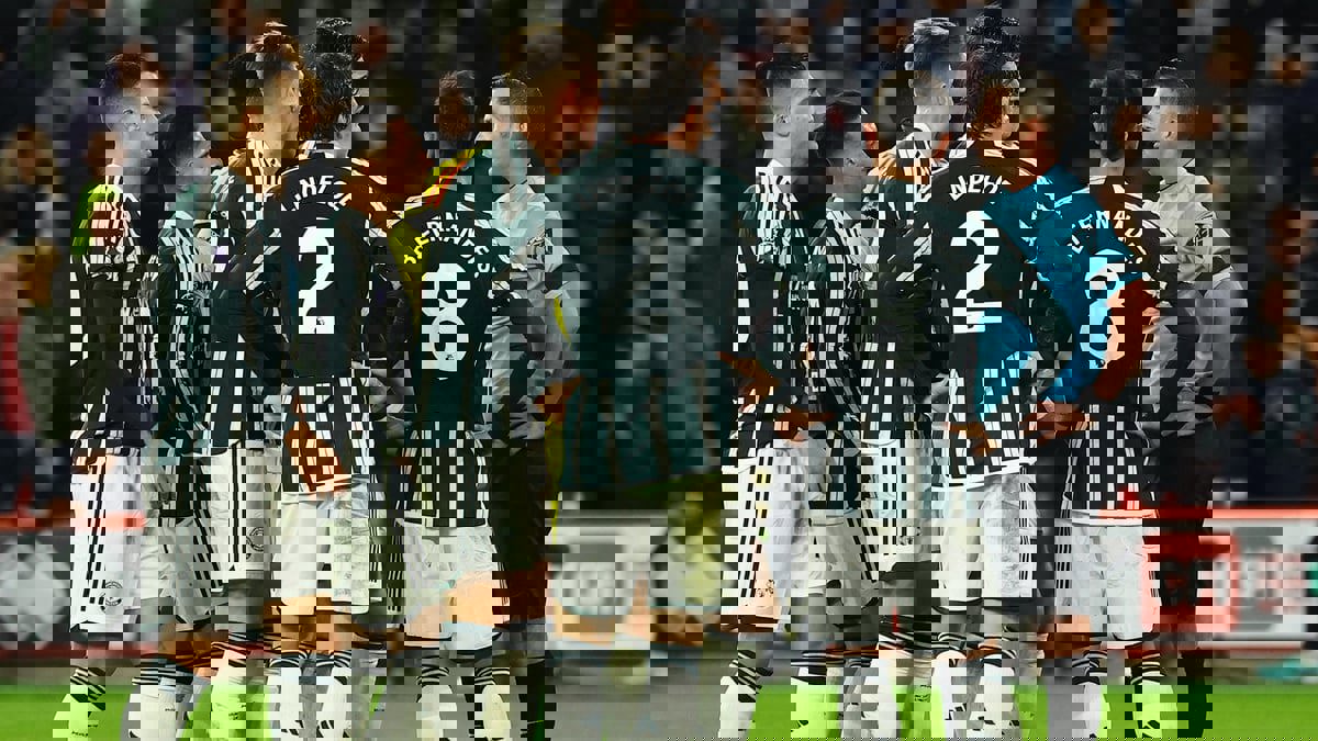 إلقاء كرسي على لاعبي مانشستر يونايتد خلال الاحتفال أمام شيفيلد (فيديو وصورة)