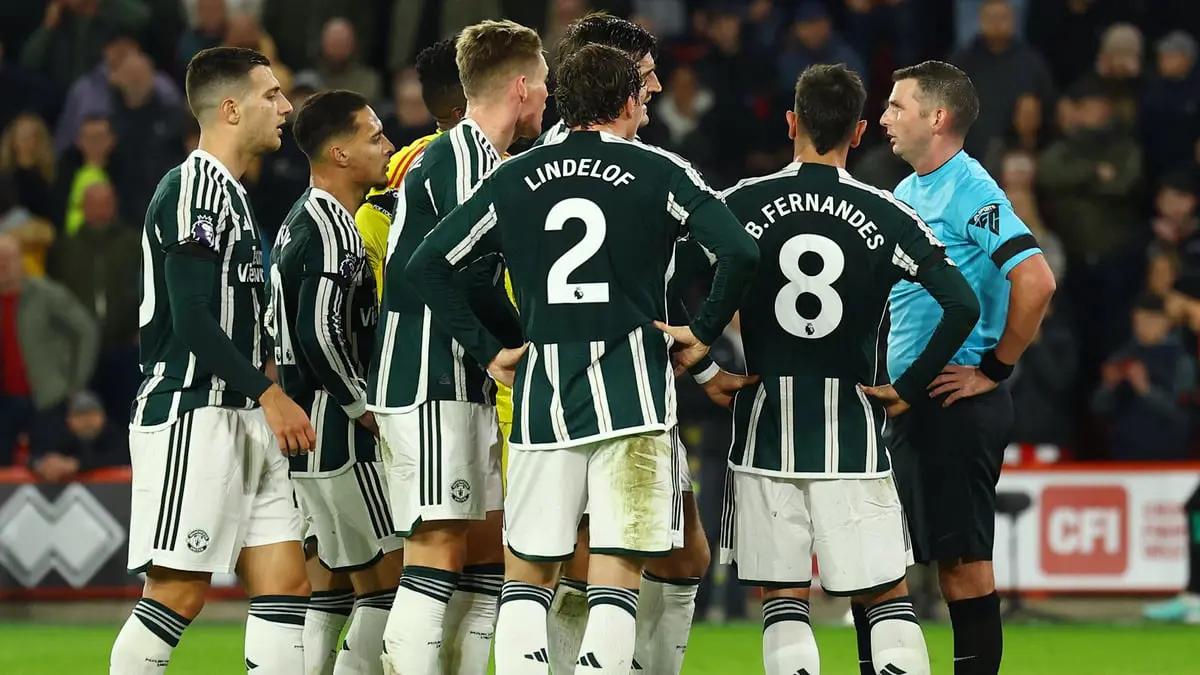 إلقاء كرسي على لاعبي مانشستر يونايتد خلال الاحتفال أمام شيفيلد (فيديو وصورة)