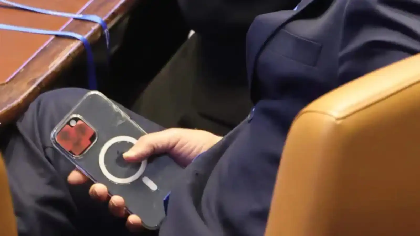 نتنياهو يحمل هاتفا يغطي شريط لاصق كاميراته