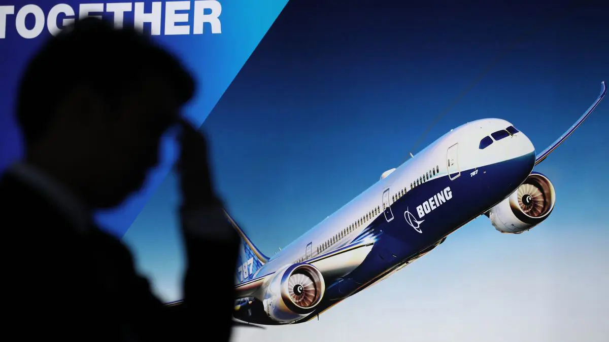 "بوينغ" تطيح برئيسها التنفيذي