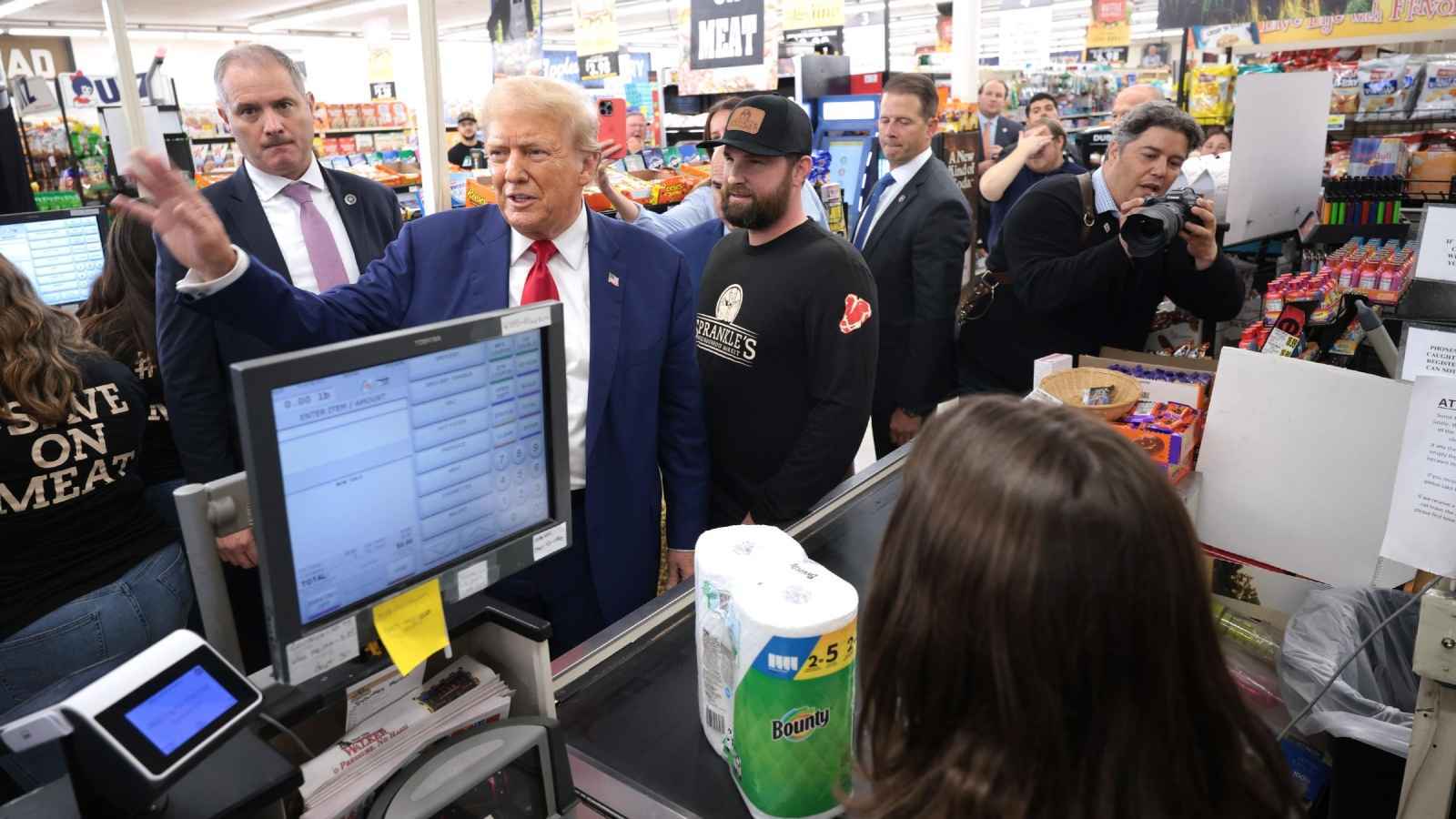 "اشتر الآن".. شعار يجتاح أمريكا والسبب ترامب