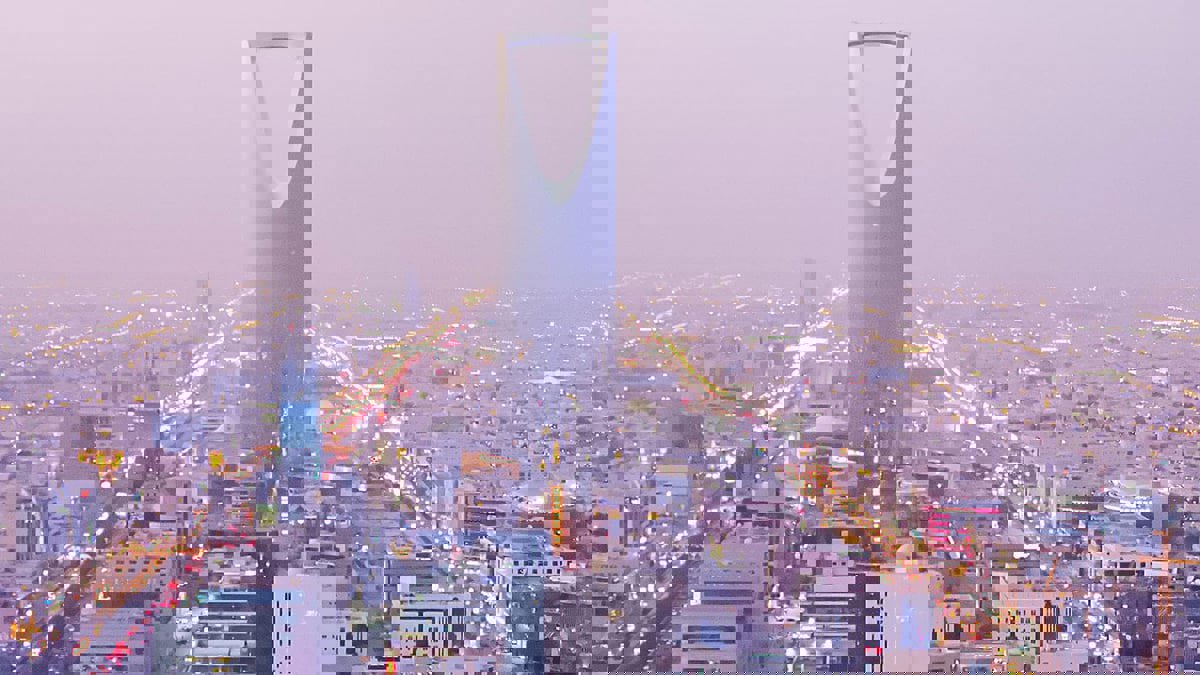 السعودية.. أزياء نسائية بألوان زاهية تزاحم العباءة السوداء التقليدية