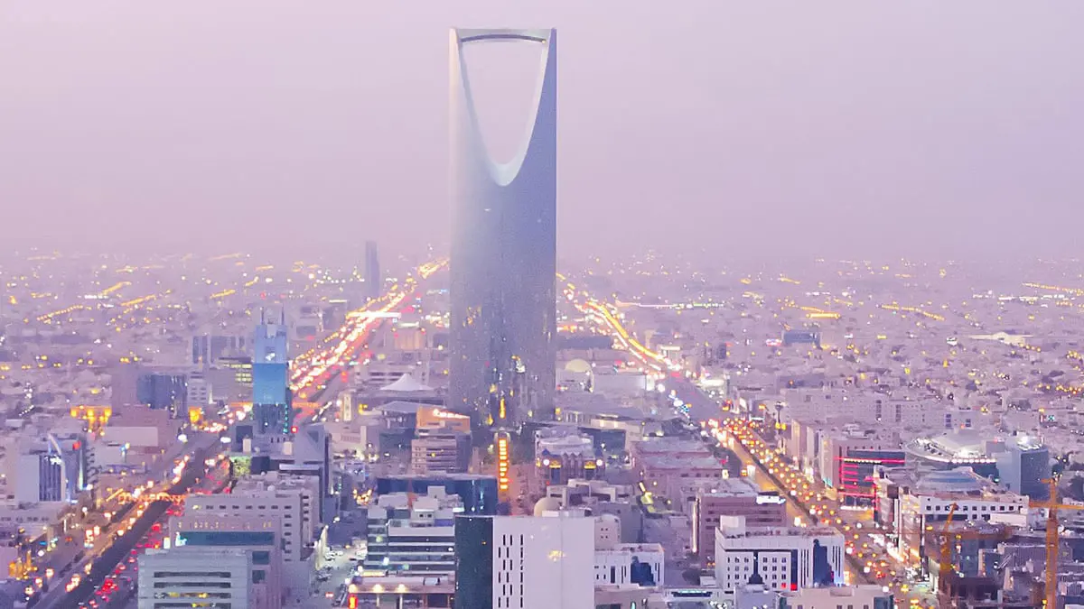 السعودية.. أزياء نسائية بألوان زاهية تزاحم العباءة السوداء التقليدية