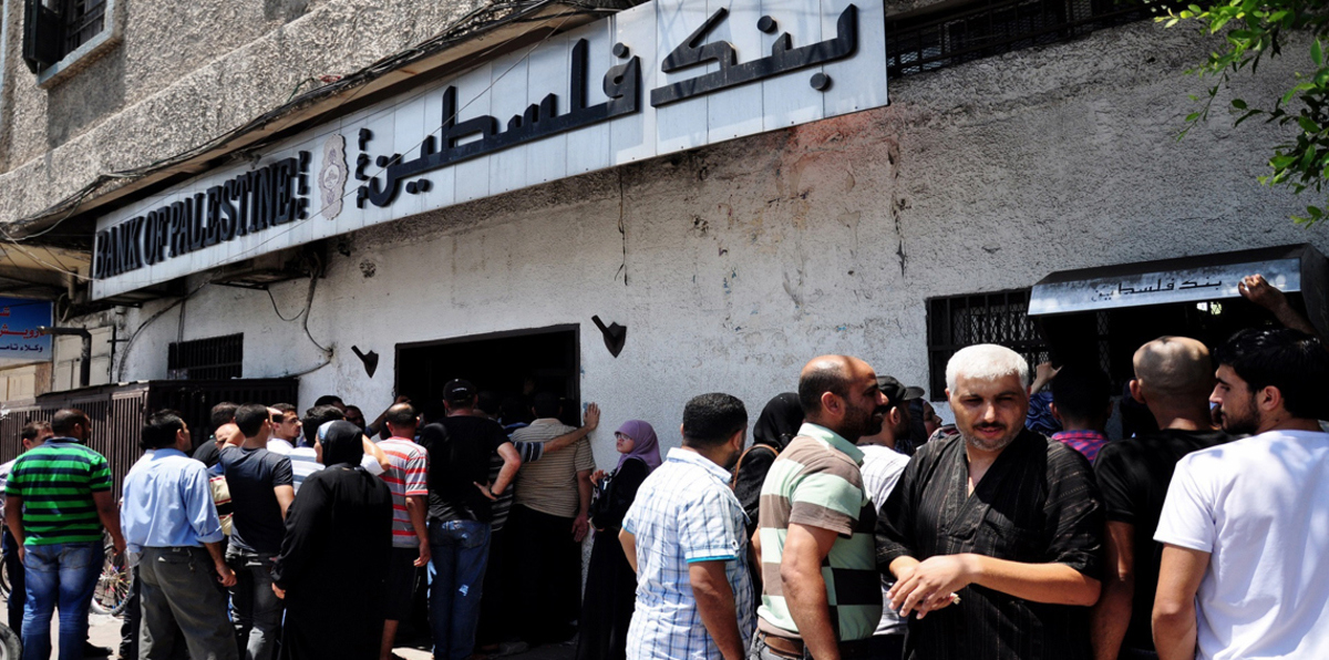 العملة "المهترئة" تتسبب بأزمة سيولة في مصارف غزة