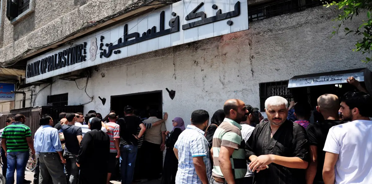 العملة "المهترئة" تتسبب بأزمة سيولة في مصارف غزة