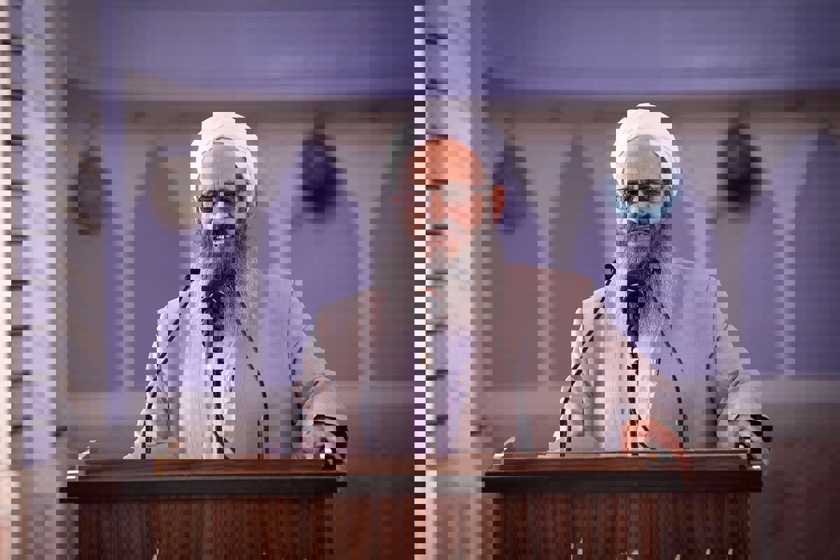 زعيم سنة إيران ينتقد سجن السلطات أحد كبار المفكرين الإصلاحيين