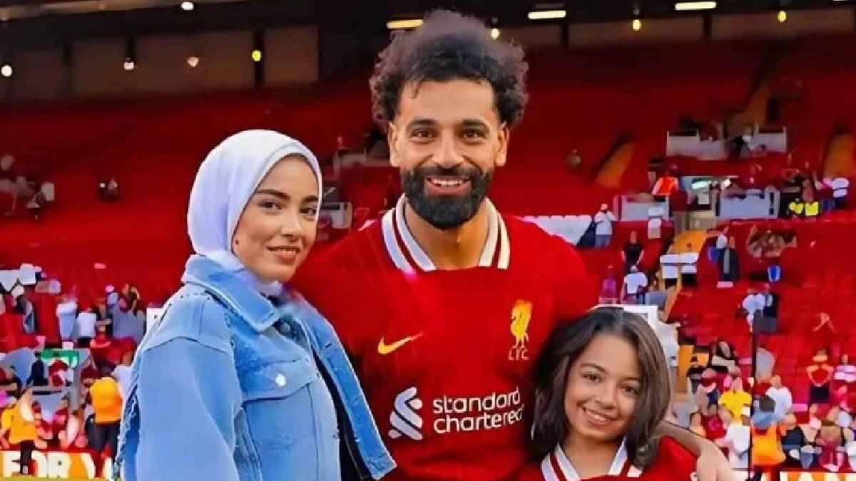 ظهور نادر لـ"محمد صلاح" وزوجته في مكان عام (صور)