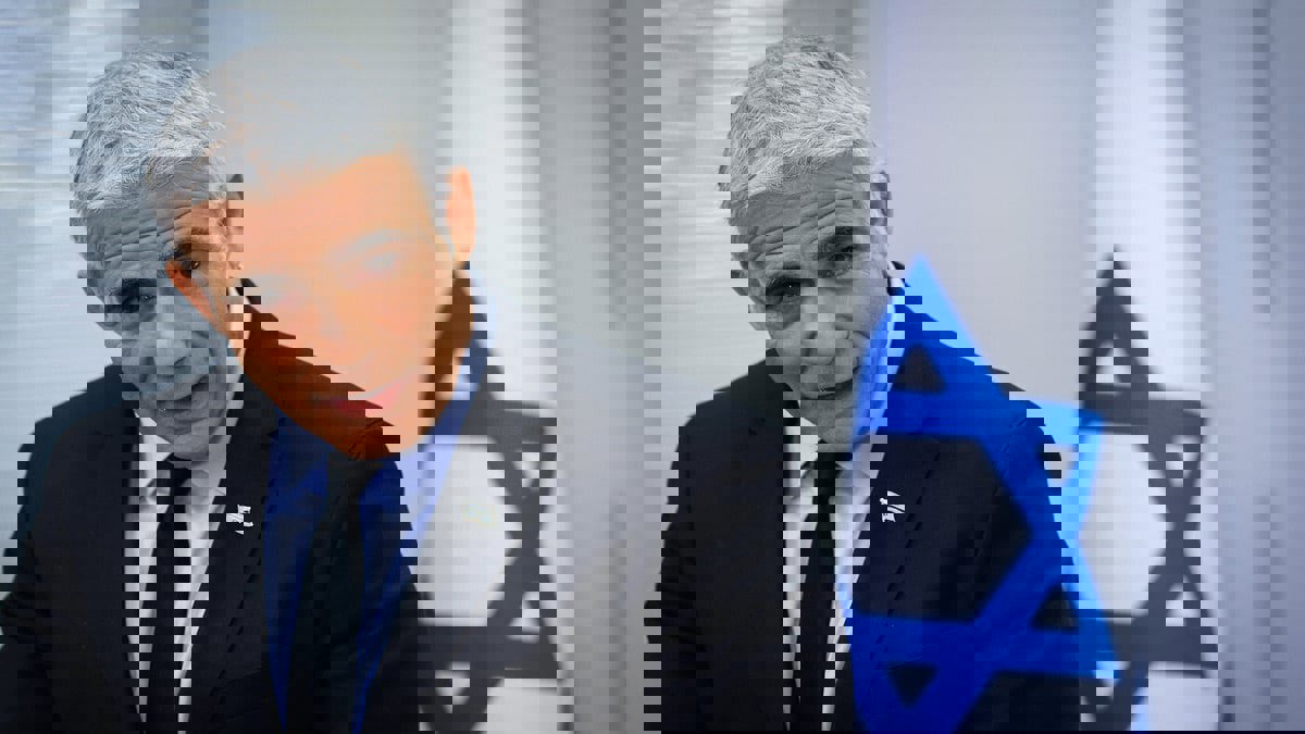 لابيد مغردا بالفارسية: النظام المتطرف في إيران سيخسر المعركة مع إسرائيل