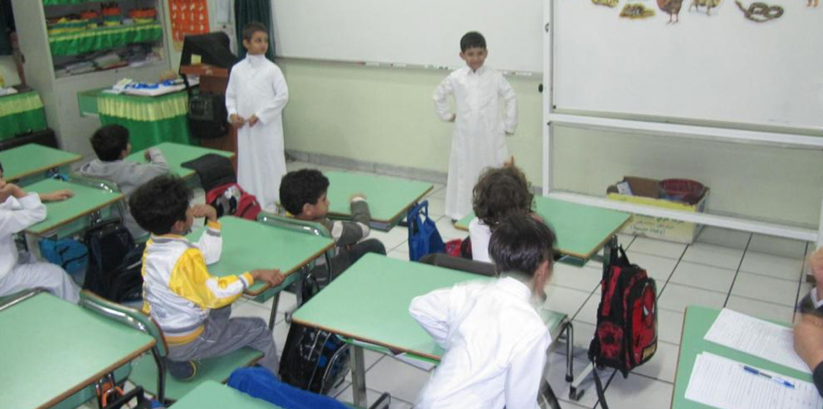 بكاء طلاب سعوديين يثير شجن رواد مواقع التواصل (فيديو)