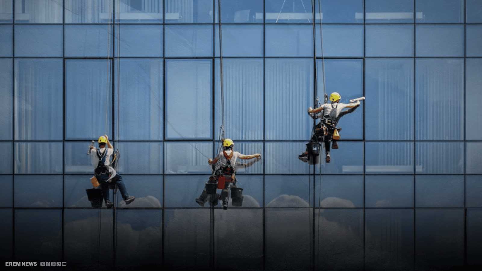 رعب على ارتفاع شاهق.. عمال يصارعون الرياح في إسطنبول (فيديو إرم)
