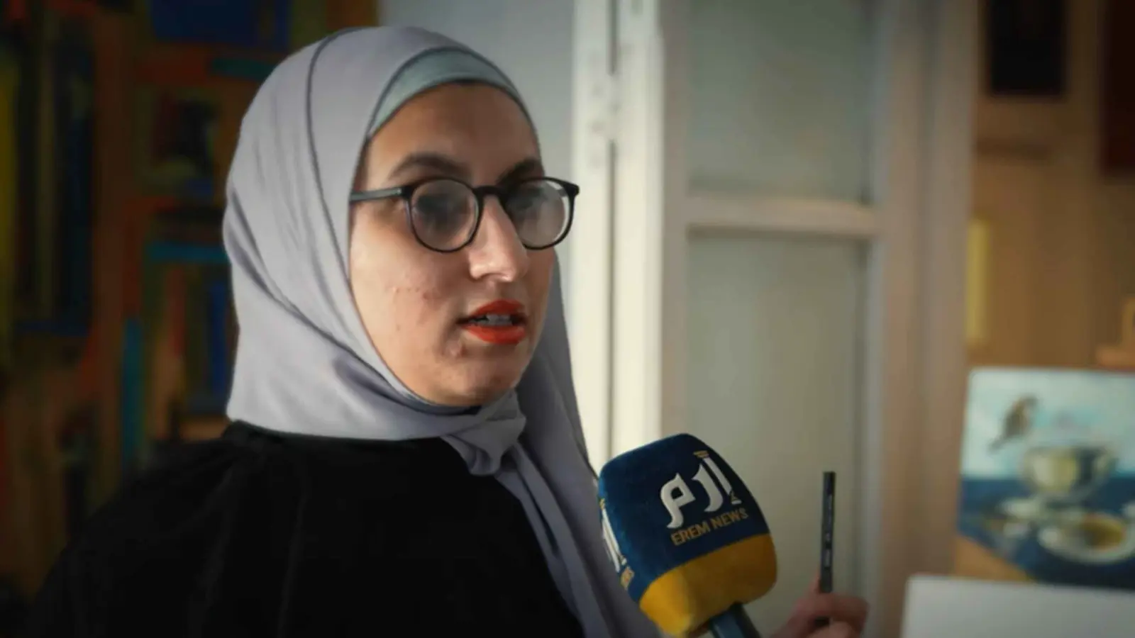 الفنانة الأردنية أسيل: سأستمر في الرسم حتى لو فقدت بصري