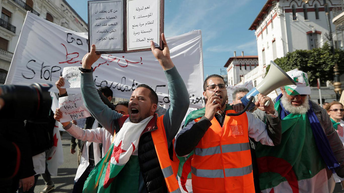 تحت ضغط الشارع.. الحكومة الجزائرية تعلن استعدادها لبحث حكم قائم على "إرادة الشعب"