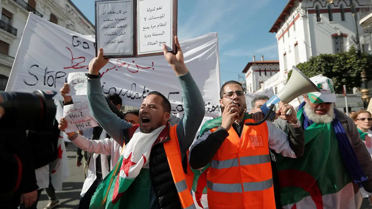 تحت ضغط الشارع.. الحكومة الجزائرية تعلن استعدادها لبحث حكم قائم على "إرادة الشعب"