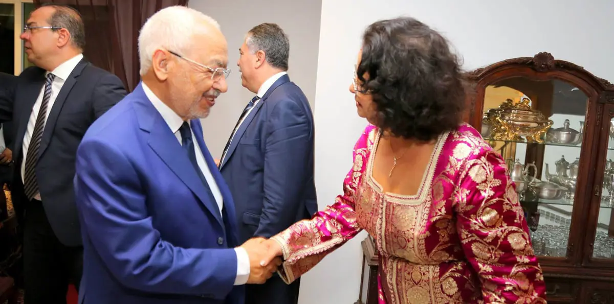 بالصور.. راشد الغنوشي يرتدي "ربطة عنق" لأول مرة