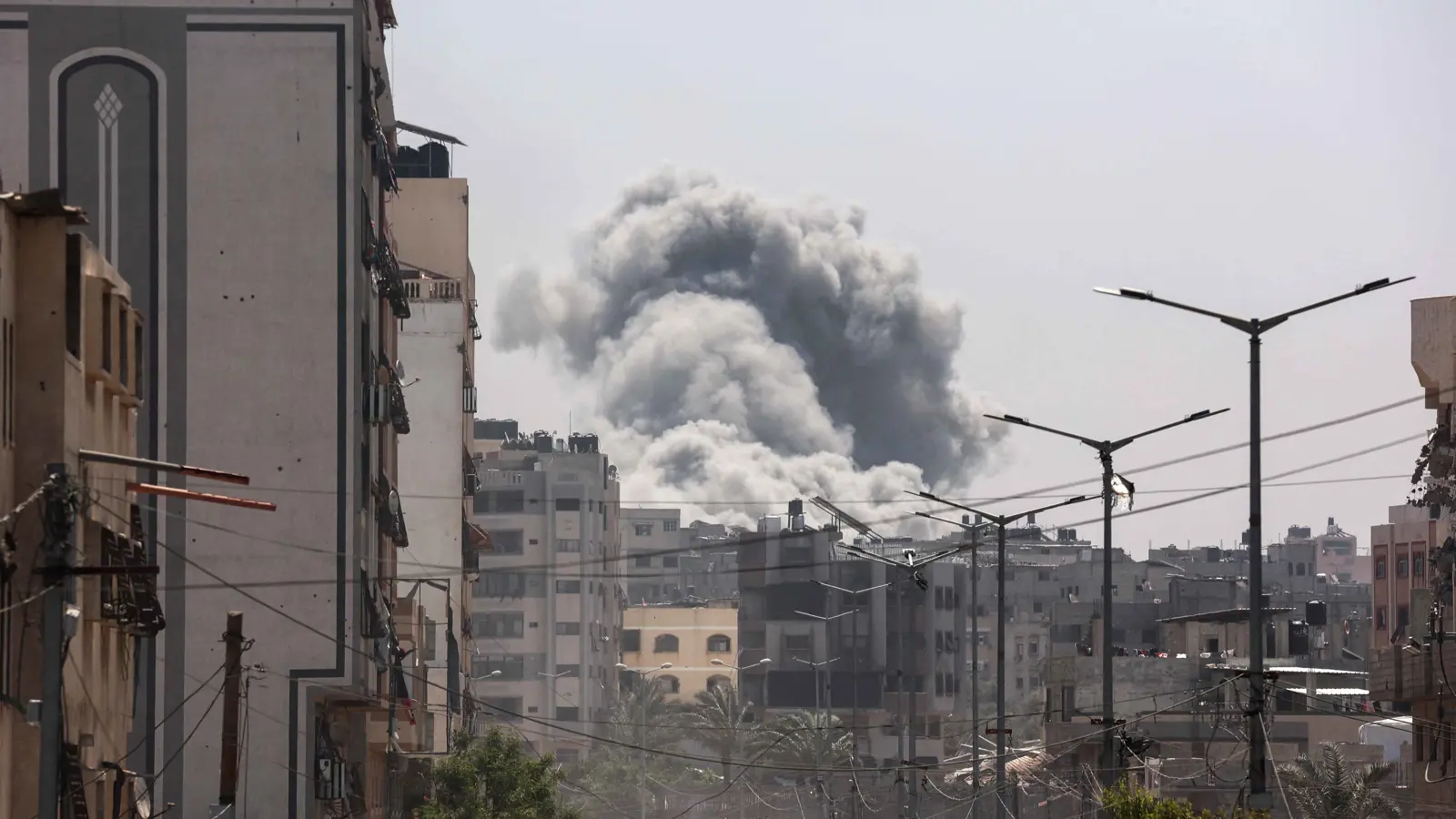 لإجبار الغزيين على النزوح جنوبا.. إسرائيل تكثف تدمير البنايات السكنية