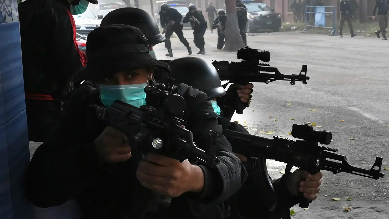 بينهم زعيم بارز.. مقتل 9 مسلحين على يد الأمن الباكستاني