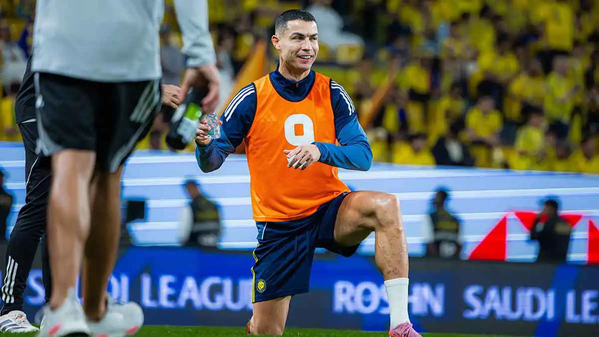 تصرف رائع من رونالدو مع طفلة قبل مباراة النصر والخليج (فيديو)