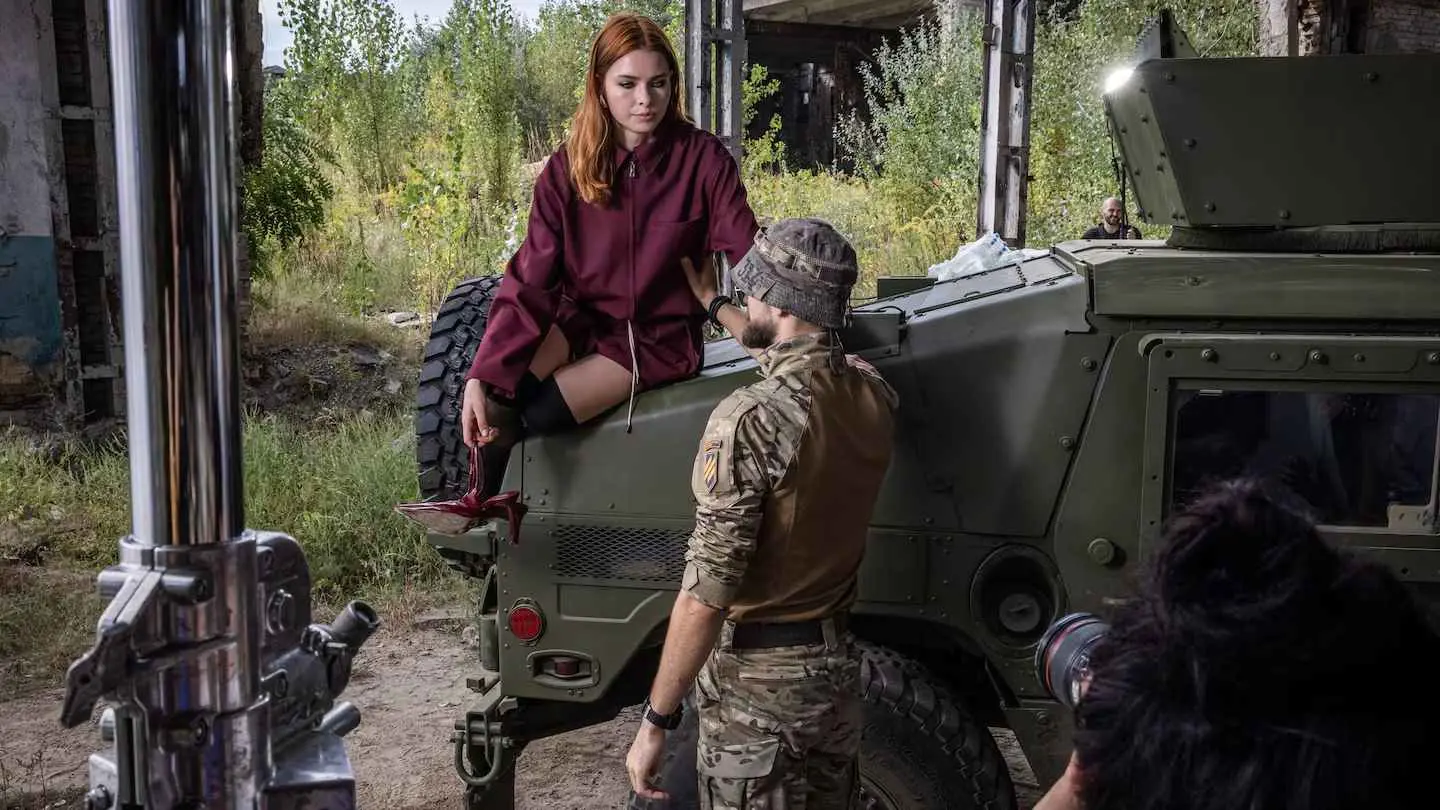 حسناوات وعارضات أزياء.. كييف تستخدم "الإغراء" لتجنيد الشباب