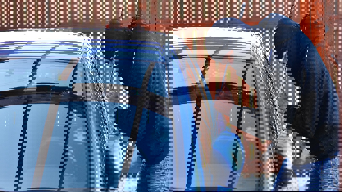 لص غبي حاول سرقة سيارة ومالكها بداخلها (فيديو)