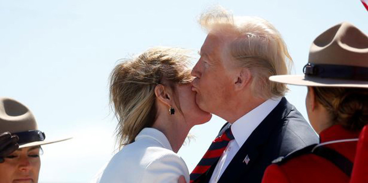 قبلة "كوميدية" من ترامب للسفيرة الأمريكية لدى كندا (صور وفيديو)