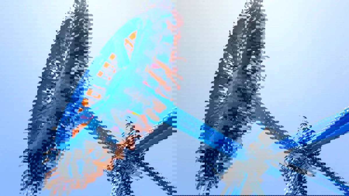 مشاهد تحبس الأنفاس لتعطل لعبة ترفيهية فيها عشرات الأشخاص (فيديو)