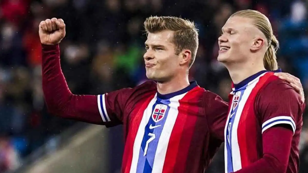 هالاند ظهر صغيراً بجواره.. حجم قدم مهاجم النرويج يثير جدلاً واسعاً (صورة)