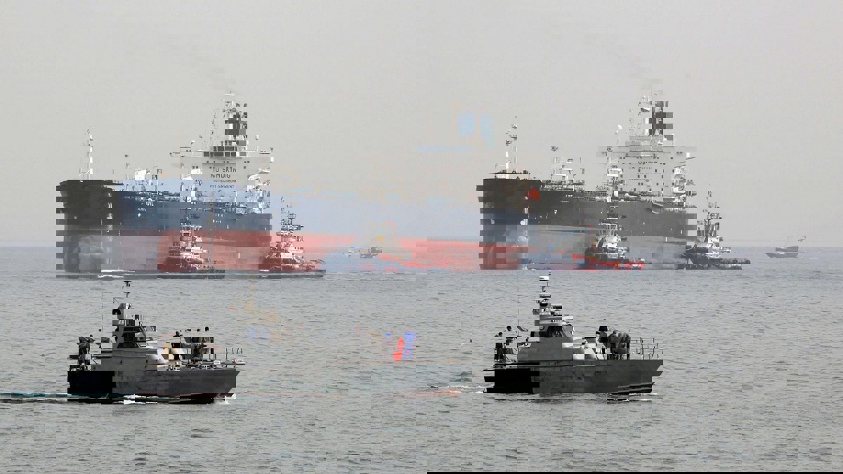 طاقم الناقلة النرويجية التي تعرضت لهجوم في خليج عُمان يصل دبي