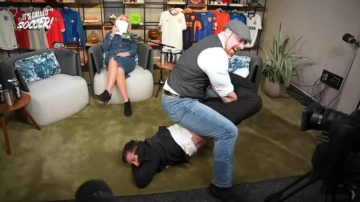 مصارع "ليفربولي" يعاقب أسطورة مانشستر يونايتد على الهواء (فيديو)