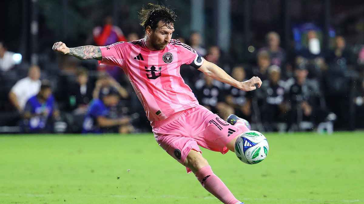 لفتة رائعة من ميسي مع حارس تورونتو (فيديو)