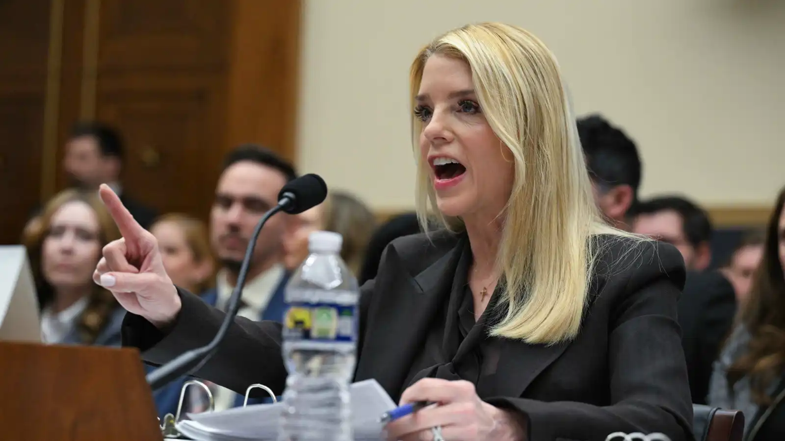 سجال في الكونغرس.. مدعية عامة تطالب الديمقراطيين بالاعتذار لترامب