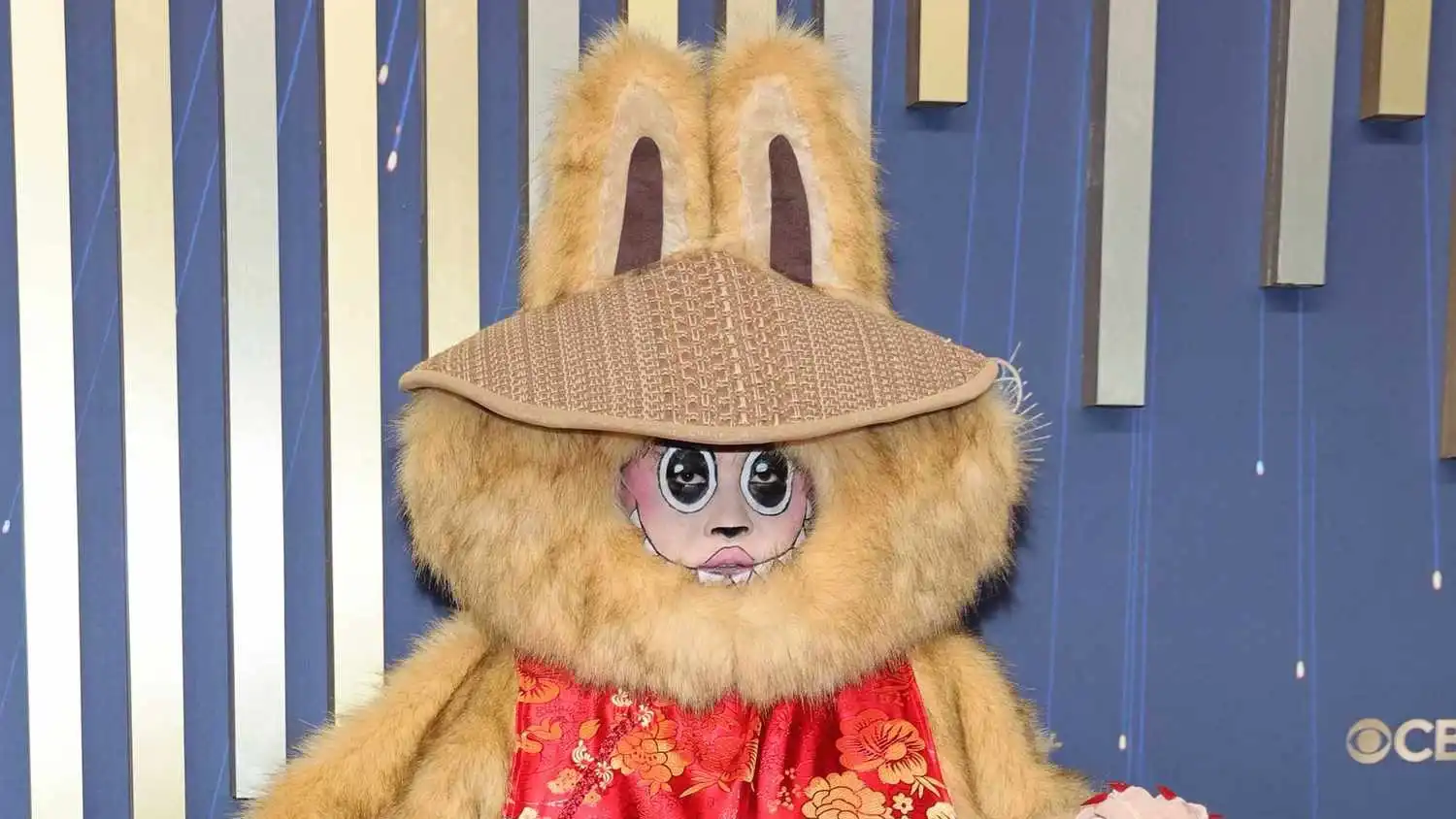 "لابوبو" تشعل السجادة الحمراء في حفل جوائز إيمي 2025 (فيديو)