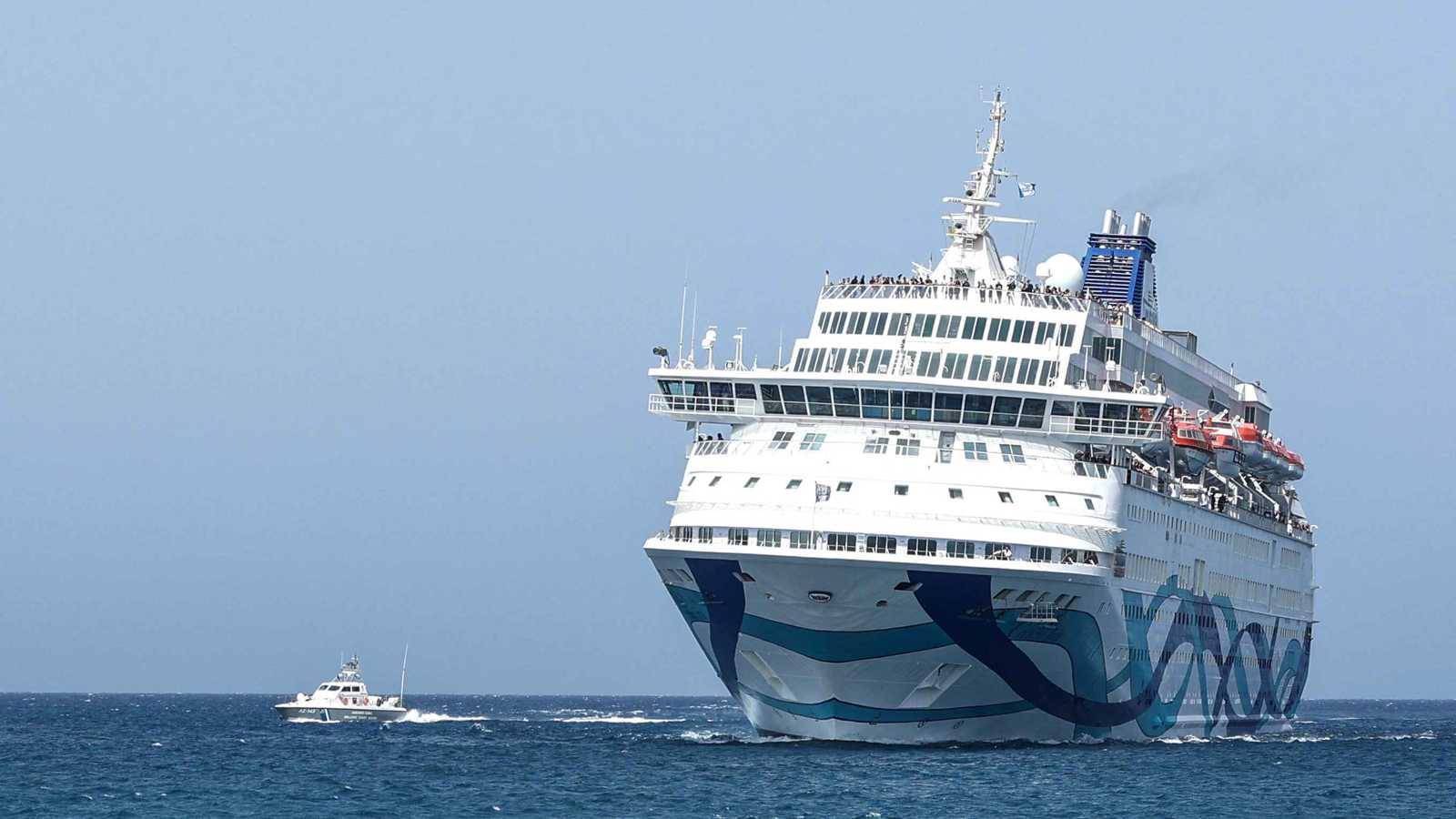 الشرطة اليونانية تشتبك مع محتجين خلال رسو سفينة سياحية إسرائيلية (صور)