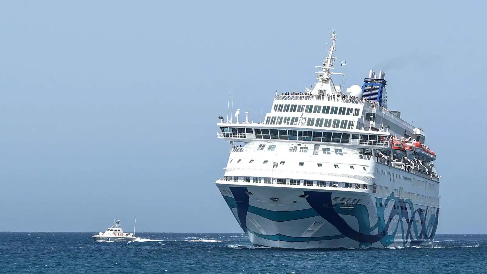 الشرطة اليونانية تشتبك مع محتجين خلال رسو سفينة سياحية إسرائيلية (صور)