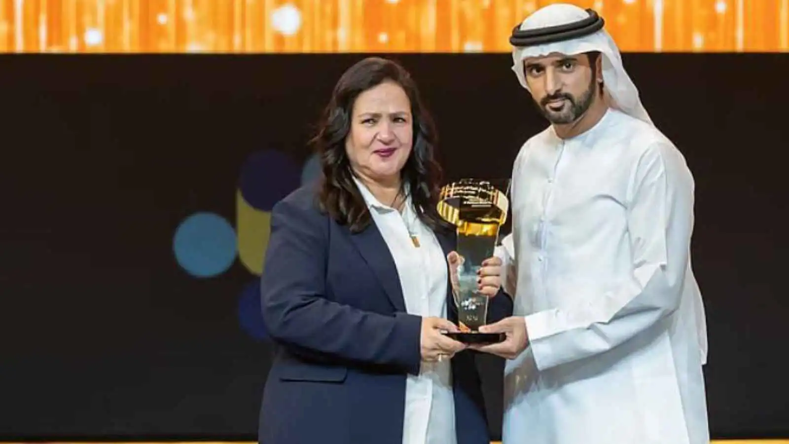 محمد بن راشد يبارك للمغربية فوزية محمودي لقب "صانعة الأمل الأولى"