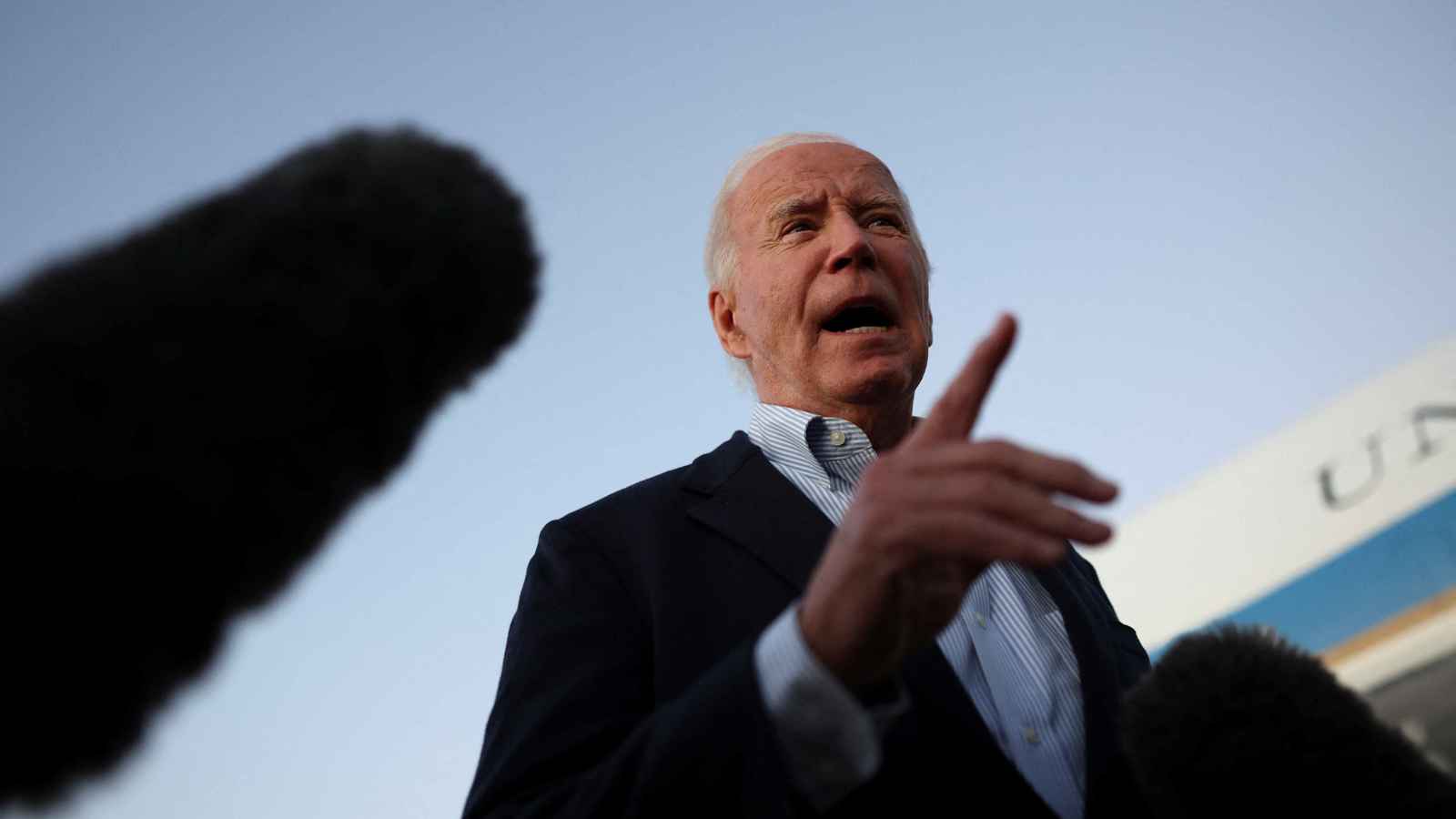 بايدن يستبعد "الحرب الشاملة" ويرفض الحديث علناً عن "انتقام" إسرائيل