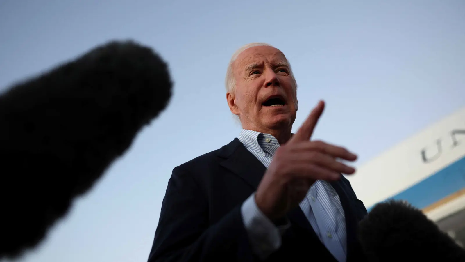 بايدن يستبعد "الحرب الشاملة" ويرفض الحديث علناً عن "انتقام" إسرائيل