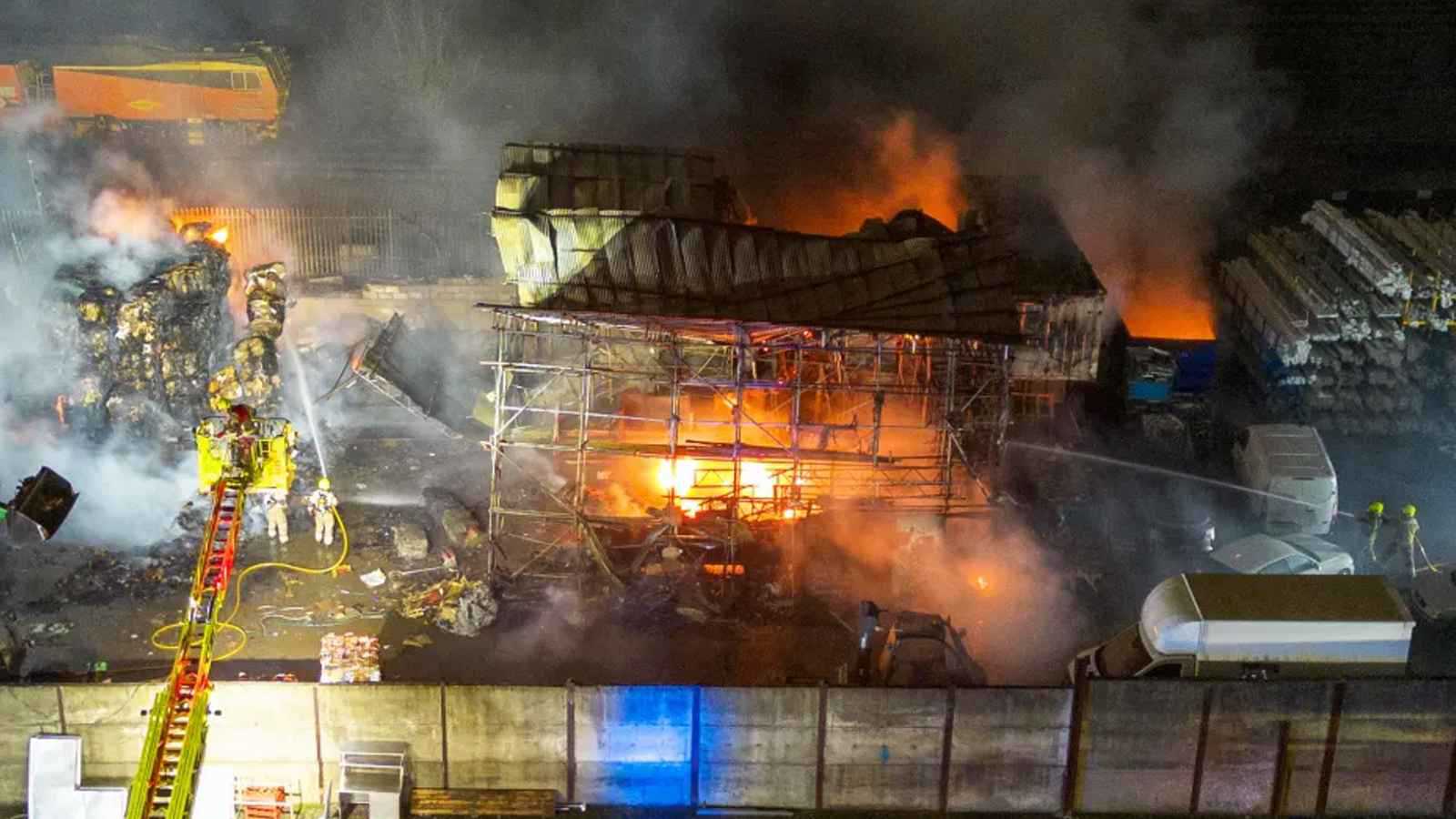 لندن.. كرة نارية عملاقة تربك مطار هيثرو وتوقف حركة القطارات