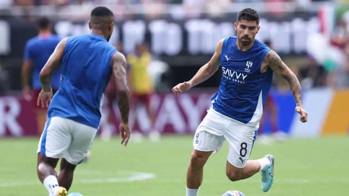 في يناير.. مانشستر يونايتد "ينقض" على نجم الهلال السعودي