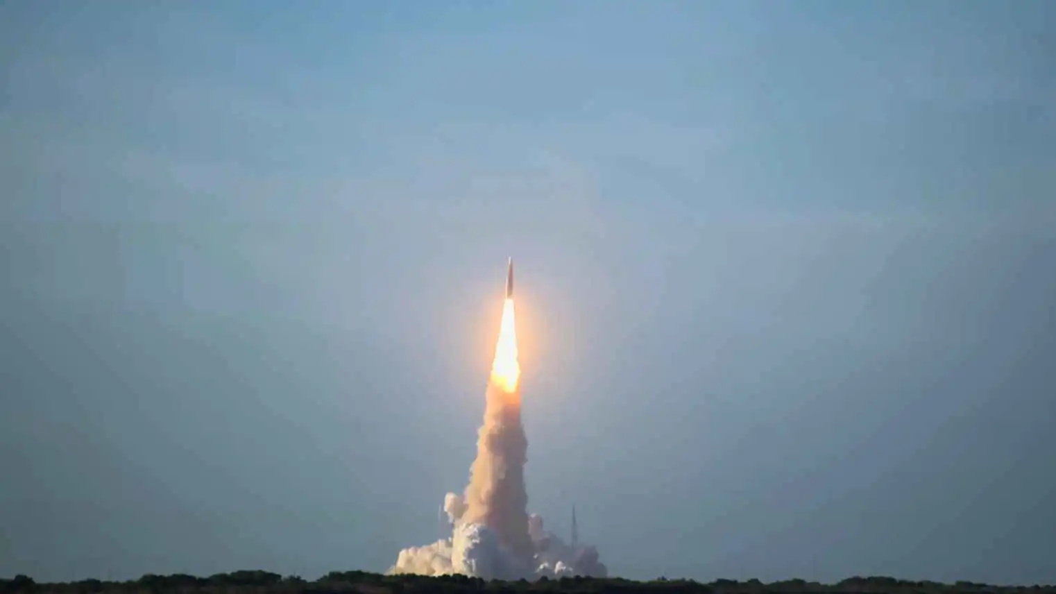 وسط إشادة ترامب.. "أرتميس 2" تشق طريقها إلى مدار القمر (فيديو)