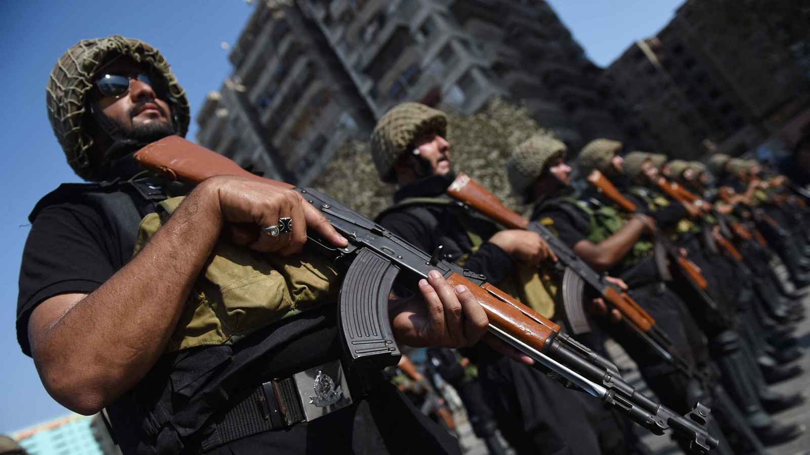 قتلى وجرحى في انفجار استهدف شاحنة للشرطة الباكستانية