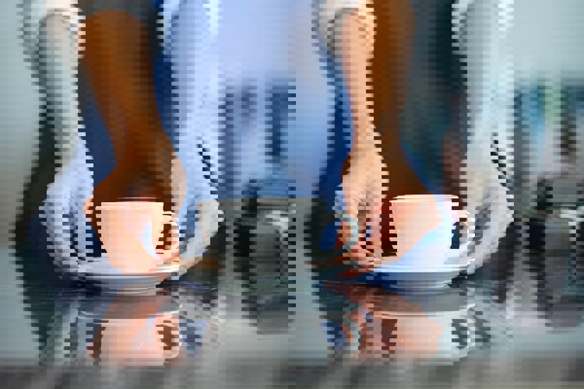 شاعر سعودي متزوج يفاجئ نادلة أردنية بقصيدة غزل 