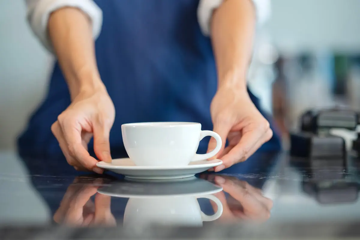 شاعر سعودي متزوج يفاجئ نادلة أردنية بقصيدة غزل 