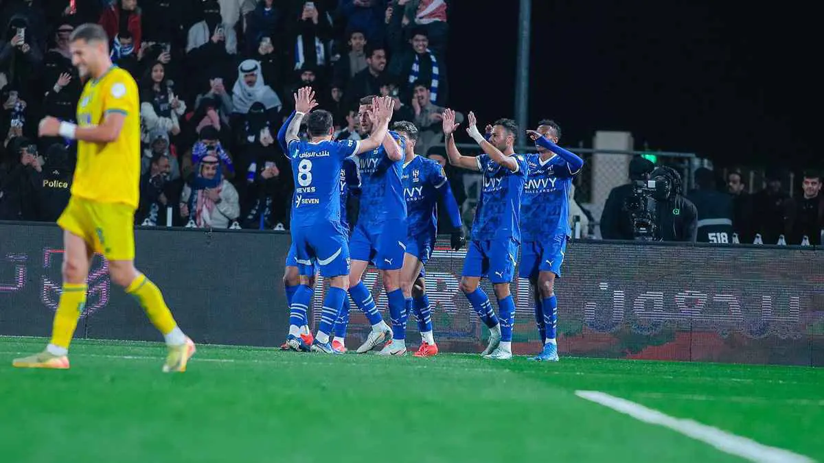 الهلال ينقض بقوة على نجم الأهلي السعودي