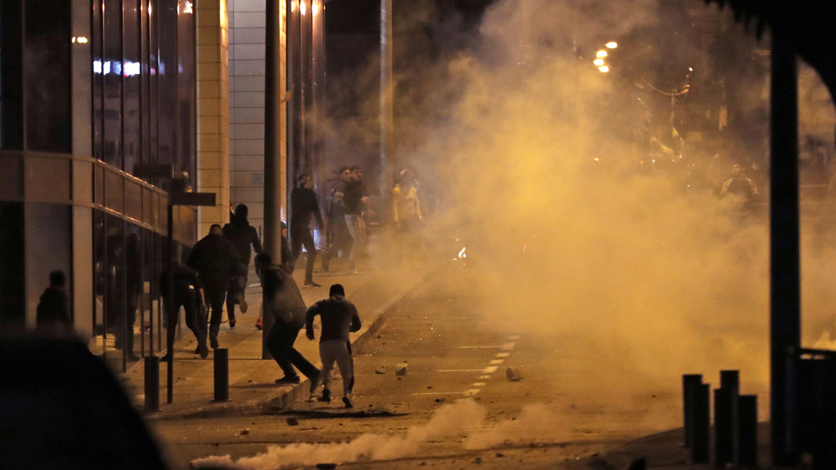 قوات الأمن تفرّق تظاهرة أمام البرلمان اللبناني (فيديو)