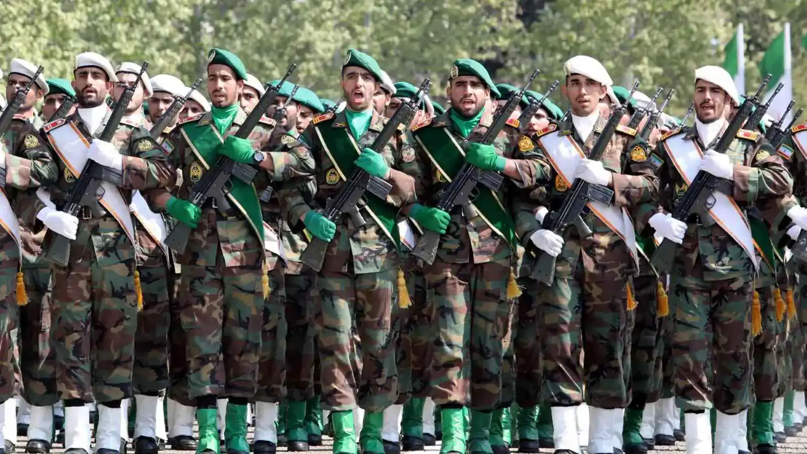 "واللا": الحرس الثوري يحشد 100 ألف جندي لـ"المرحلة الحاسمة"