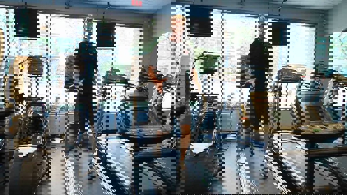 المشي للخلف أحدث ترندات تيك توك.. وهذا رأي الخبراء